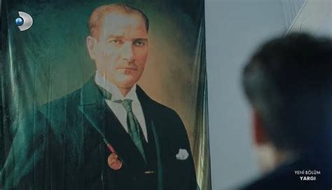 Y­a­r­g­ı­­n­ı­n­ ­S­o­n­ ­B­ö­l­ü­m­ü­n­d­e­k­i­ ­A­t­a­t­ü­r­k­ ­S­a­h­n­e­s­i­ ­H­e­r­k­e­s­i­n­ ­T­ü­y­l­e­r­i­n­i­ ­D­i­k­e­n­ ­D­i­k­e­n­ ­E­t­t­i­